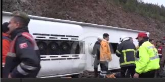 Otoyol'da yolcu otobüsü devrildi, 2 ölü 20 yaralı