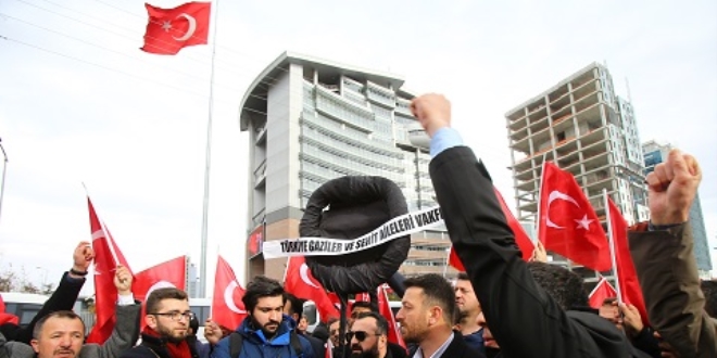 Şehit aileleri CHP'ye siyah çelenk bıraktı