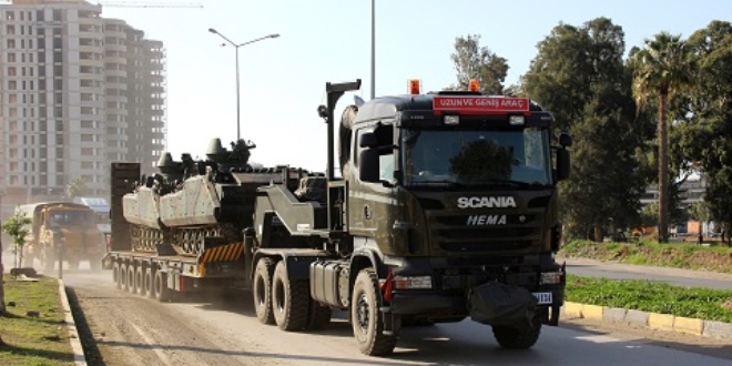 Hatay'da sınıra askeri sevkiyat sürüyor
