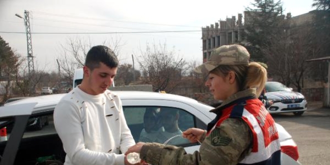 Bingöl'deki uygulamada sürücü ve yolculara baklava ikramı