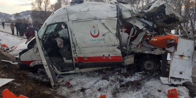 Ambulans kaza yaptı: 1 ölü, 3 yaralı
