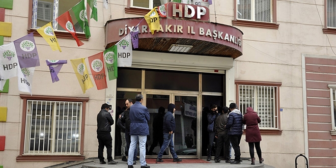 Diyarbakır'da DBP'ye polis baskını