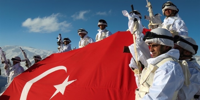 Yeni yıla vatan nöbetinde elleri tetikte giriyorlar