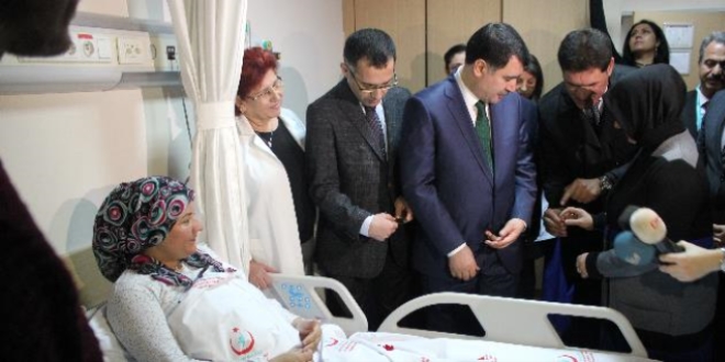 Vali Şahin'den 2018'in ilk bebeğine altın