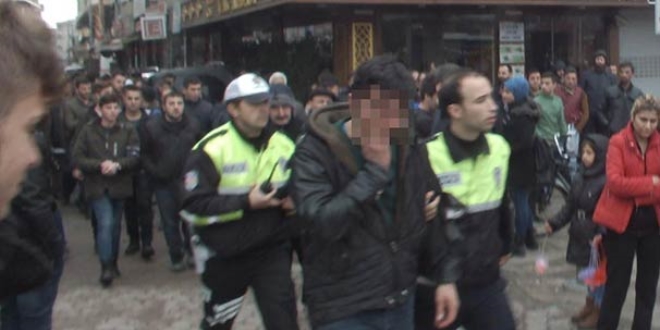 Tacizci olduğu sanılan gence cadde ortasında meydan dayağı