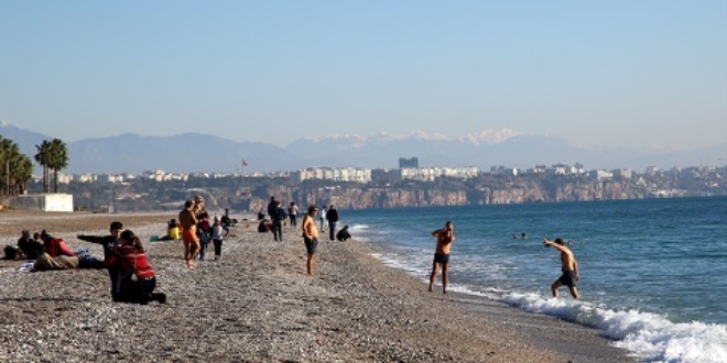 Antalya'da yılın ilk günü deniz keyfi