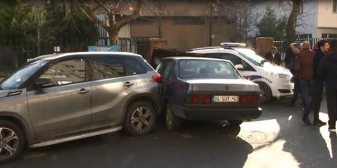 Park halindeki 3 araca çarptıktan sonra otomobili bırakıp kaçtı