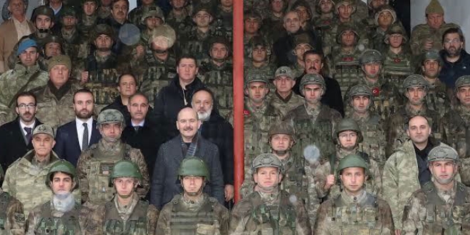 Bakan Soylu, Uludere'de vatandaşlarla çay içti