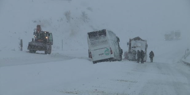 Ağrı-Van karayolunda ulaşım güçlükle sağlanıyor