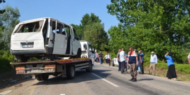 Samsun'da minibüs devrildi: 8 yaralı
