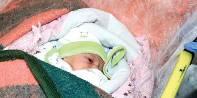 2 günlük bebek cami avlusuna terk edildi