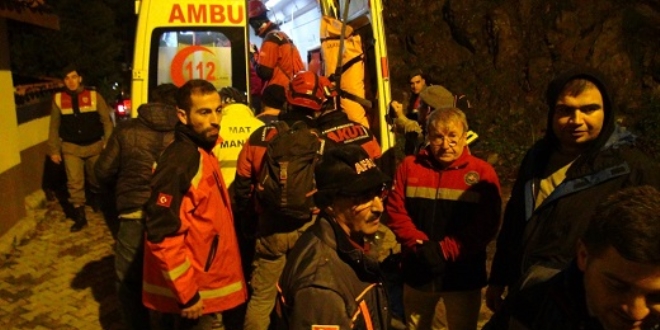 Kayalıklardan düşen genç 6 saat sonra kurtarıldı