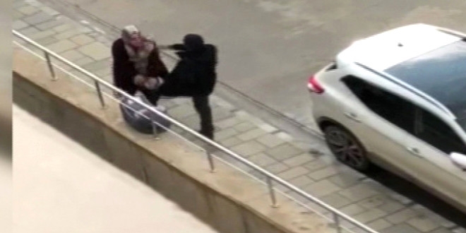 Görüntülerde kadına tekme atan kişiye soruşturma