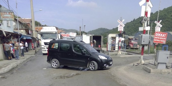Kavşaktaki kazalara tepki gösteren vatandaşlar yolu kapattı