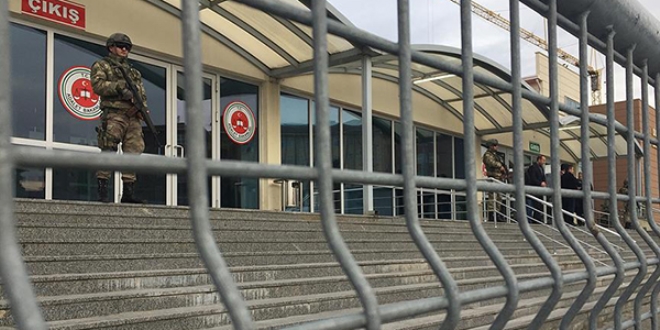 'Yarbay ve üsteğmenin ateş ettiğini gördüm'