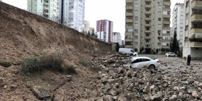 Adana'da, sitenin istinat duvarı çöktü araçlar zarar gördü