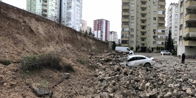 Adana'da, sitenin istinat duvar kt aralar zarar grd