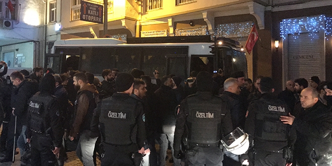 Konsolosluk önündeki izinsiz gösteriye polis müdahalesi