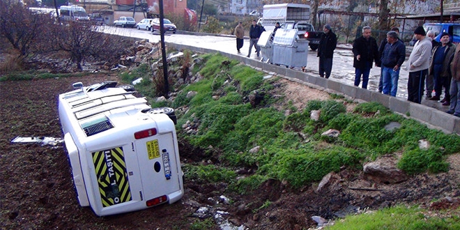 Mersin'de öğrenci servisi tarlaya uçtu: 7 yaralı