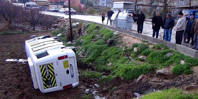 Mersin'de renci servisi tarlaya utu: 7 yaral