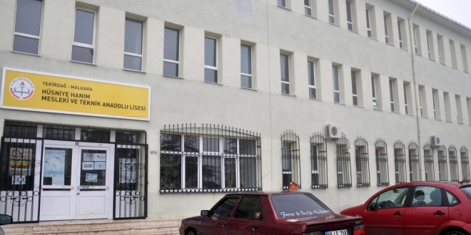 Lise öğrencisi öğretmenini yumrukladı