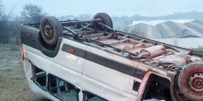 Madencileri taşıyan minibüs takla attı: 12 yaralı