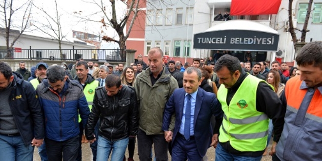 Tuncelili taşeron işçiler, kadroyu halay çekerek kutladı