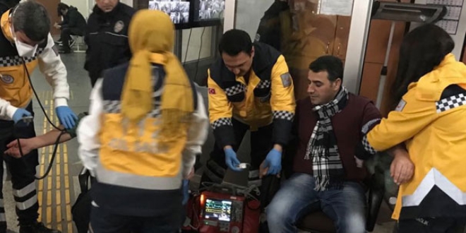 Kimyasal madde dolu şişe kırıldı... Adliye boşaltıldı...