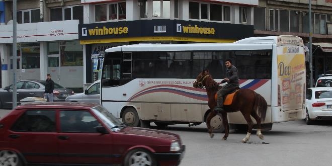 Trafik çilesine atlı çözüm