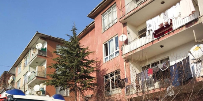 Bebeğini balkondan aşağı atarak kurtardı