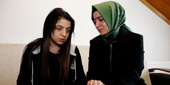 Bakan Kaya, iki kızı babaları tarafından öldürülen anneyi ziyaret etti