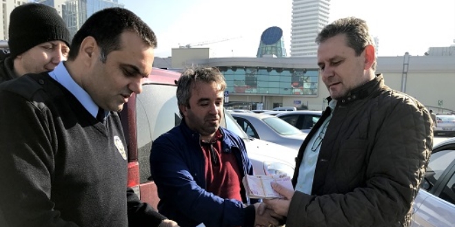 Otoparkta bulduğu 20 bin lirayı sahibine teslim etti