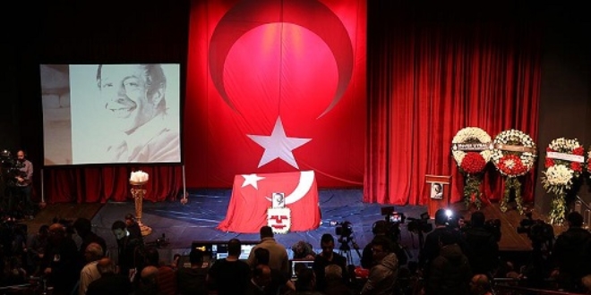 Münir Özkul'un cenazesi toprağa verildi