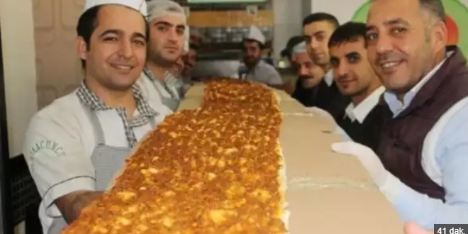 Rekor peşindeki ustadan 34 metrelik lahmacun