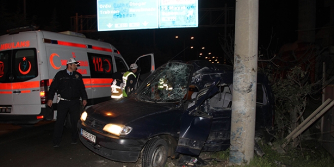 Bolu'da otomobil elektrik direine arpt: 1 l, 1 yaral