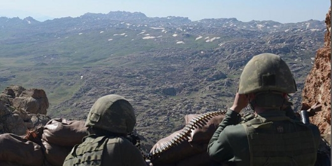 Hakkari'de bir terörist teslim oldu