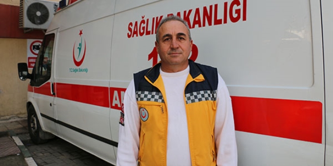 Ambulans şoförü, hastayı 500 metre sırtında taşıdı