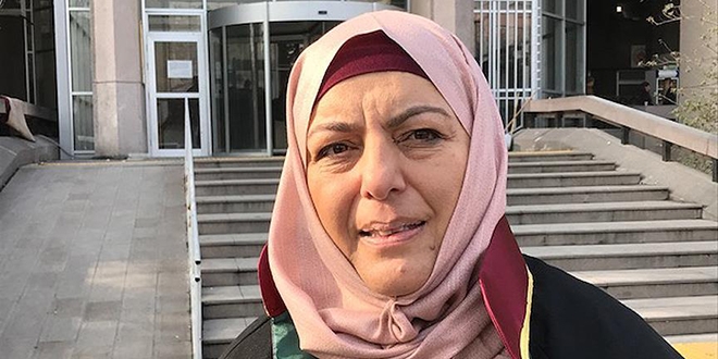 Avukatlık cübbesini ilk kez 50 yaşında giyebildi