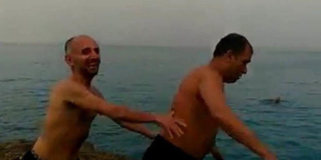 Okul müdürü barış için şiir okuyup denize atladı