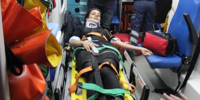 Yolcu midibüsü su kanalına düştü: 3 yaralı