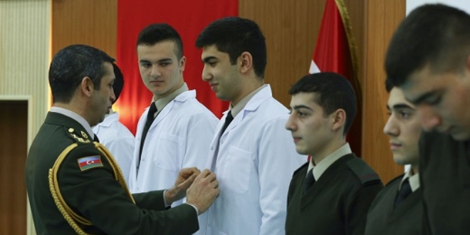 Doktor adayları beyaz önlük giydi