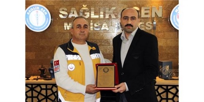 Hastayı sırtında taşıyan ambulans şoförüne plaket