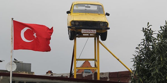 Adres tarifini çatıdaki otomobile göre yapıyor