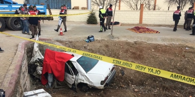 Konya'da otomobil menfeze çarptı: 3 ölü