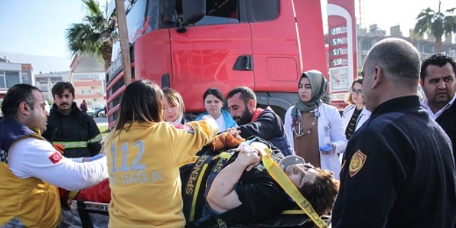 Tırın altında kalan kadın vinç yardımıyla kurtarıldı