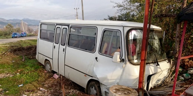 Muğla'da minibüs reklam panosuna çarptı: 13 yaralı