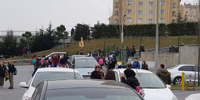 Öğretmenden öğrencilere falçatalı tehdit
