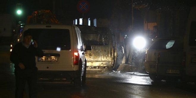 Beyoğlu'nda seyir halindeki polis aracı yandı