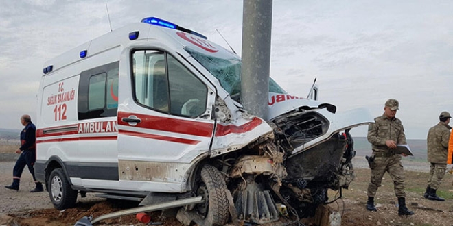 Hasta taşıyan ambulans kaza yaptı: 4 yaralı