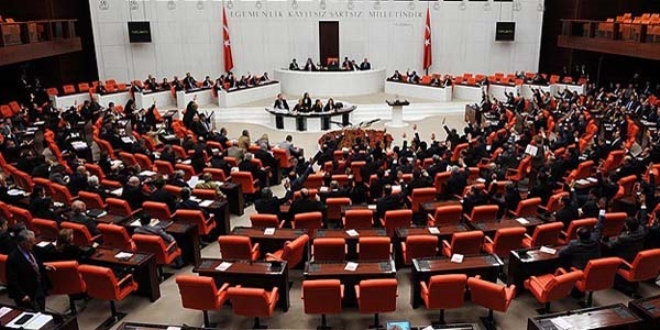 HDP'liler Genel Kurul salonunu terk etti
